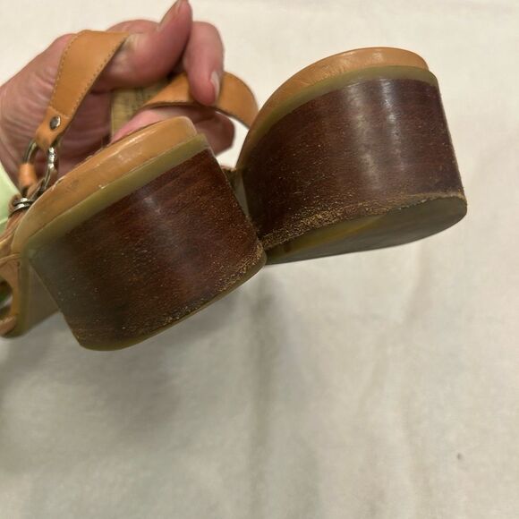 Liz Claiborne Tan Sandals Elegant Design - Picture 6 of 6